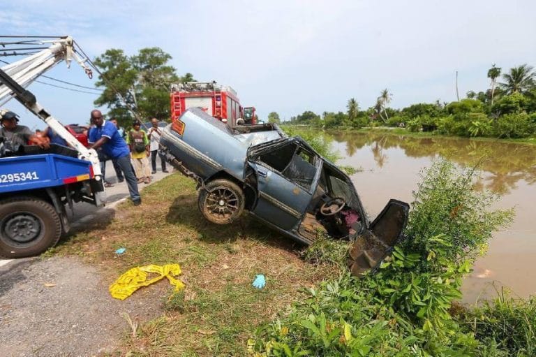 Enam Sekeluarga Ditemui Berpelukan Dalam Kereta Tenggelam di Sungai Korok