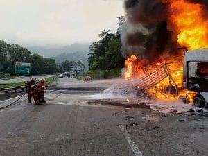 Lori Terbakar di Lebuhraya KL-Karak, Trafik Sesak Menuju ke Pusat Bandar