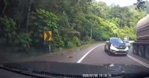 Kereta JPJ Dilihat Potong Kenderaan di Garisan Berkembar – Pegawai Digantung Tugas & Saman