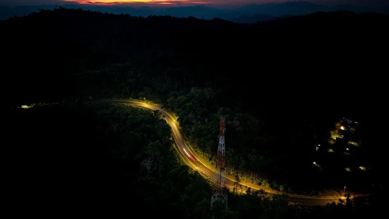 Pengguna Lega, Lampu Solar Kini Terangi Laluan Berisiko di Lebuhraya Gerik-Jeli