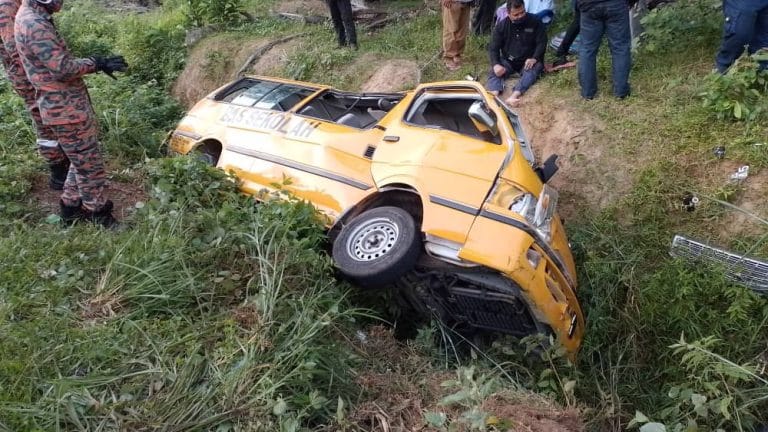 16 Pelajar Cedera, Van Sekolah Terbalik Langgar Lubang Pembetung di Johor