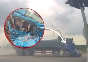 Lori Hilang Kawalan Rempuh Kereta di Klang, Dipercayai Alami Masalah Brek