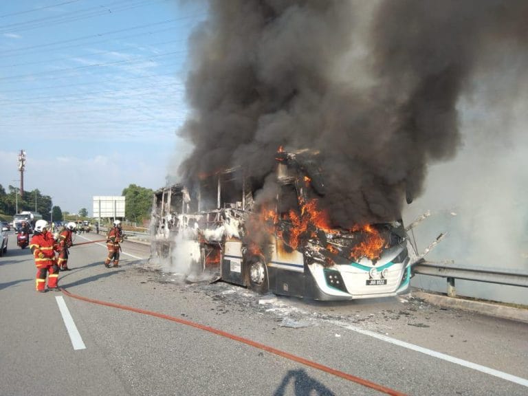Bas Persiaran Rentung Terbakar di Lebuhraya MEX