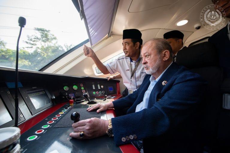 Sultan Ibrahim Pandu Tren ETS KTMB dari Kuala Lumpur ke Rawang