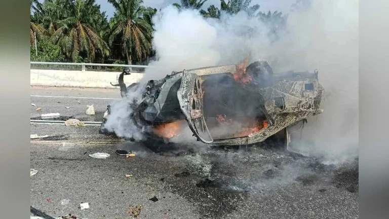 Tiga Beranak Selamat Dalam Insiden Kereta Terbalik dan Terbakar