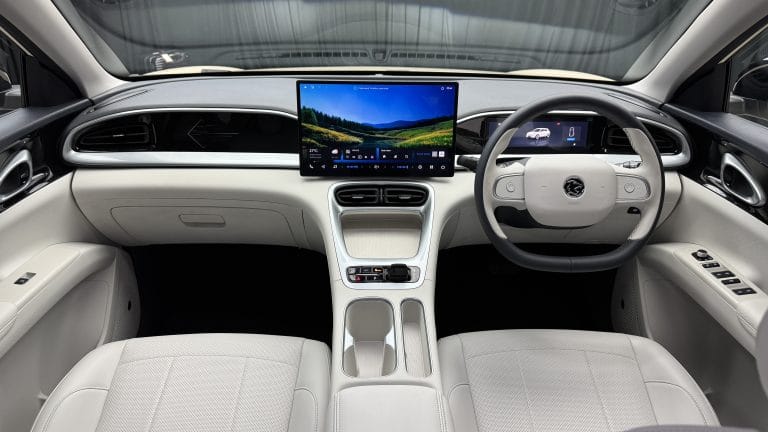 Proton e.MAS 5: Dalaman Serba Putih, Reka Bentuk Simple Tapi Nampak Mewah