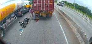 Motosikal Cuba Menyelit, Seorang Isteri Maut Digilis Treler di Jalan Pelabuhan Barat