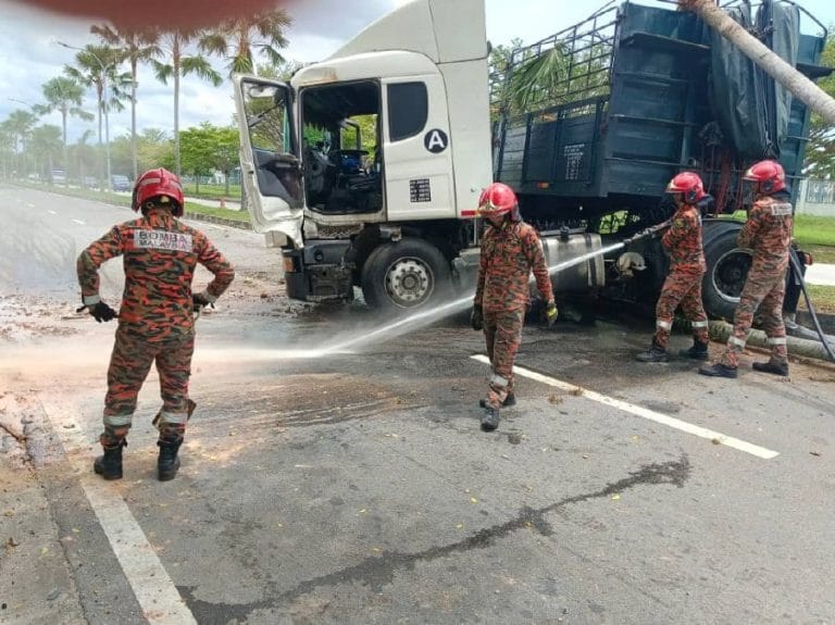 Lori Treler Terbabas, Tumpahan Minyak Jejaskan Trafik di Bukit Minyak