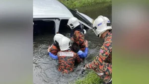 Bomba Selamatkan Pemandu Tersepit Dalam Parit, Nyaris Lemas