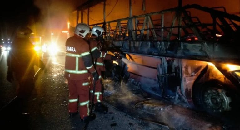 Lapan Cedera Ringan, Bas Ekspres Terbakar Selepas Rempuh Lori di Lebuhraya PLUS