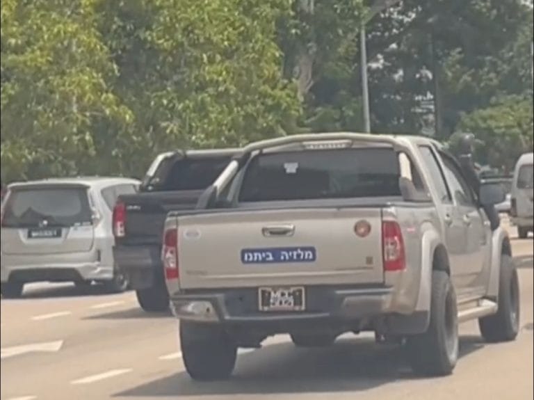 Polis Siasat Pikap Trak Tampal Pelekat dalam Teks Hebrew Bermaksud Malaysia di Tangan Kami