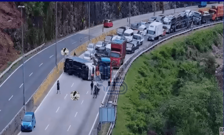 Treler Terbalik dan Melintang di Terowong Menora, Trafik Sesak Arah Utara