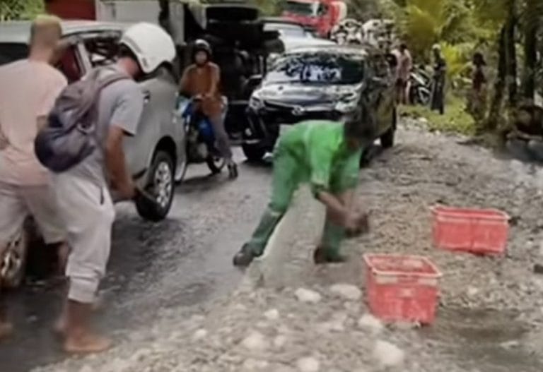 Udang Bertabur Atas Jalan, Penduduk Tak Lepas Peluang
