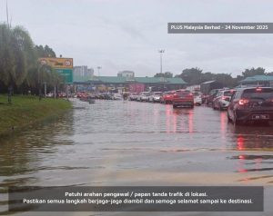 Banjir Kilat Jejaskan Laluan Masuk Plaza Tol Shah Alam – PLUS