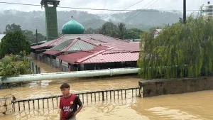 [TERKINI] Banjir Hulu Langat Semakin Buruk: Masjid Sungai Serai Ditenggelami Air Lebih Satu Meter