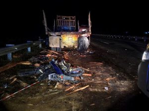 Pasangan Suami Isteri Maut, Motosikal Rempuh Lori Rosak di Tepi Jalan