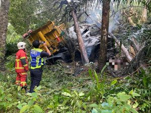 Lelaki Rentung Selepas Lori Terjunam Ke Gaung Dan Terbakar