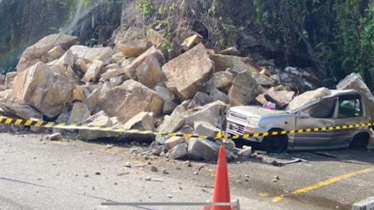 Enam Kenderaan Rosak Dihempap Runtuhan Batu Di Ampang