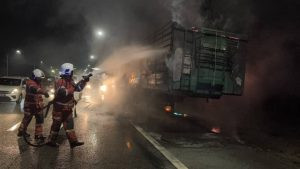 Treler Muatan Metal Oxide Hampir Musnah Dalam Kebakaran Di Lebuh Raya ELITE