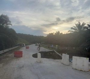 Jalan Gua Musang-Jeli Terpaksa Ditutup Akibat Tanah Runtuh