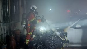 Dua Rumah Teres Dikejutkan Kebakaran, BMW X3 Rentung di Garaj