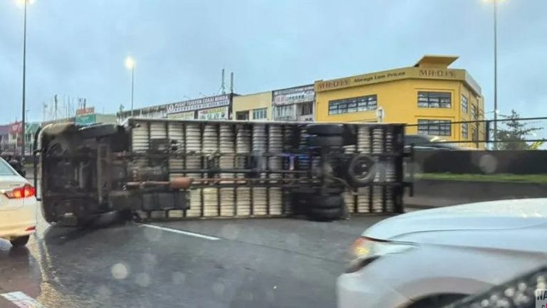 Treler Terbalik Halang Dua Lorong, Laluan Sesak Lebih 5 Jam