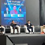 Suasana panel diskusi Proton Tech Showcase 2025 dengan kehadiran Nazz Abdullah, tokoh industri automotif Malaysia, bersama tetamu kehormat termasuk Dato’ Abdul Rashid Musa dan Encik Roslan Abdullah.