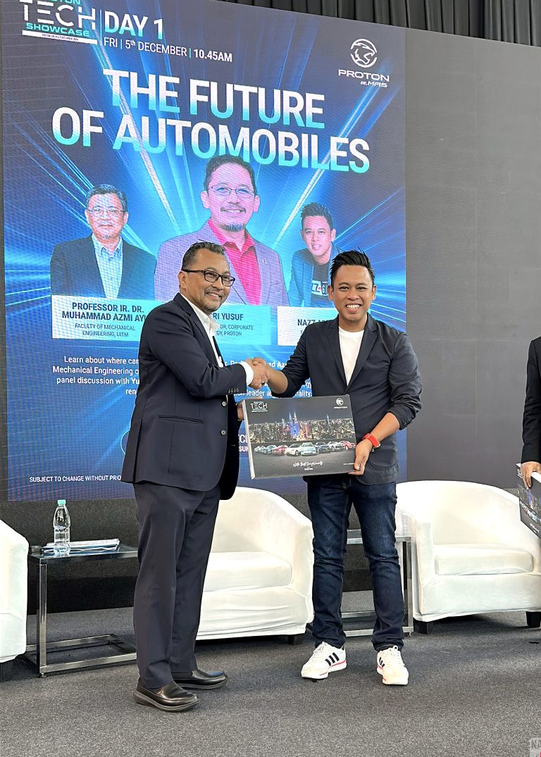 Nazz Abdullah sebagai panelis dalam sesi "The Future of Automobiles" sempena Proton Tech Showcase 2025, duduk bersama Profesor Ir. Dr. Muhammad Azmi Ayub dari UiTM dan En. Yusri Yusuf dari Proton.