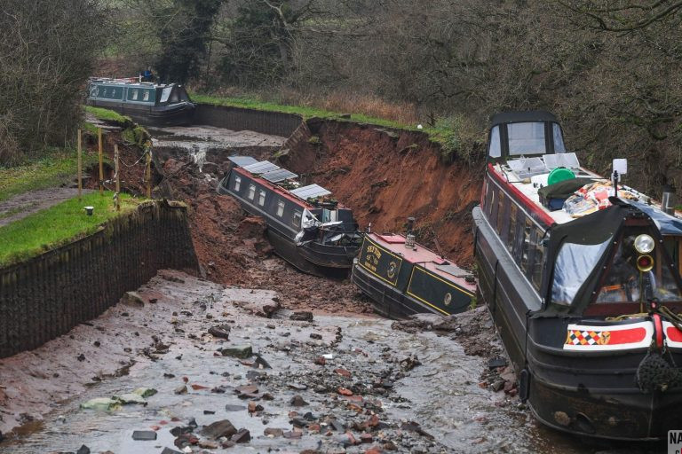 Lubang Benam Berskala Besar Menyedut Air, Tiga Bot Terbenam
