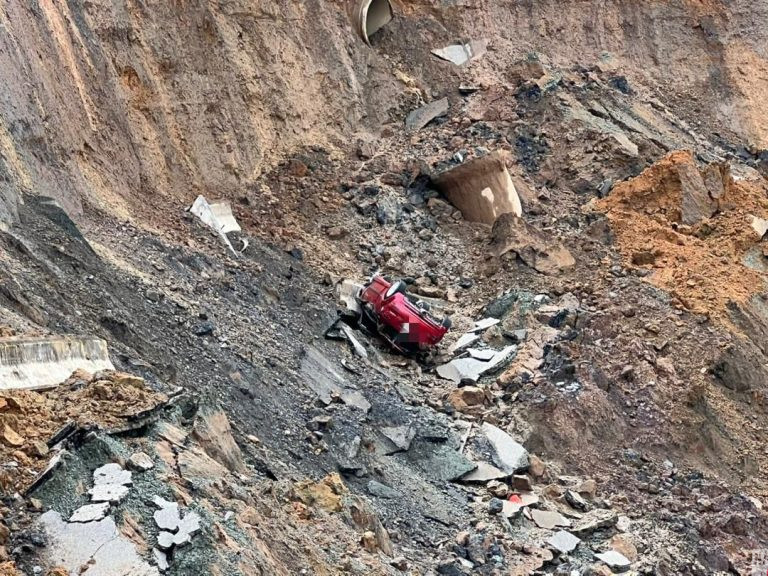 Tidak Sedar Jalan Sudah Runtuh, Satria Neo Terjunam ke Gaung