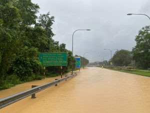 Laluan KL–Kuantan Di Gambang Tidak Boleh Dilalui Kenderaan Ringan Akibat Banjir