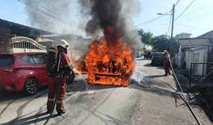 Kereta Mewah Terbakar Dan Musnah Semasa Pandu Uji, Api Merebak Ke Dua Kenderaan Lain