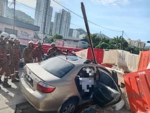 Warga Emas Terkorban Selepas Kereta Ditusuk Besi Di Tapak Projek Kabel