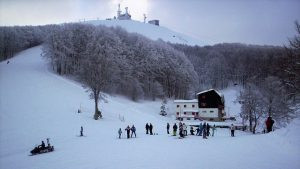 Dua Pemain Ski Terkorban, Seorang Cedera Parah Dalam Runtuhan Salji di Itali