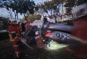 Dua Beradik Cedera Kereta Toyota Vios Terbalik di Tanjung Tokong, Mangsa Tersepit Hampir 30 Minit