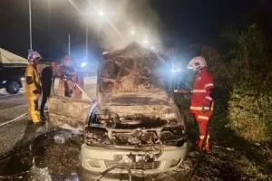 Kereta Terbakar Ketika Balik Kampung, Lima Sekeluarga Cemas Selamatkan Diri