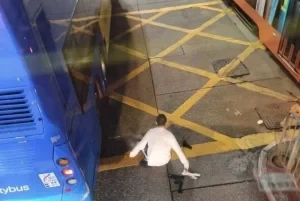 Lelaki Dakwa Hidap AIDS, Cuba Rampas Bas Dua Tingkat Cetus Panik Di Hong Kong