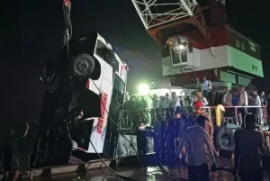 Bas Terjunam Dari Feri di Bangladesh, 15 Maut