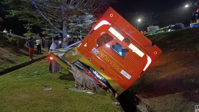 Bas Ekspres Terbabas di Skudai, 10 Penumpang Cedera Dalam Kemalangan Malam