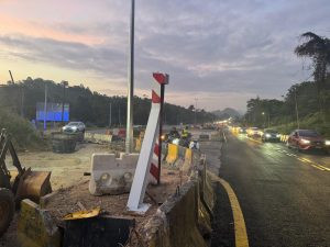 Palang Penghadang LTU Gua Musang Tumbang Dirempuh Lori, Pemandu Disaman