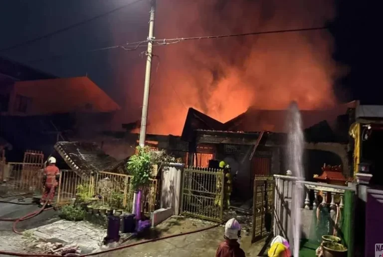 Lelaki Rentung Dalam Kebakaran 5 Rumah di Kepong, Mangsa Ditemui Atas Katil
