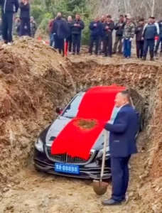 Mercedes-Benz S450L Ditanam Bersama Mayat Jadi Perhatian Dunia