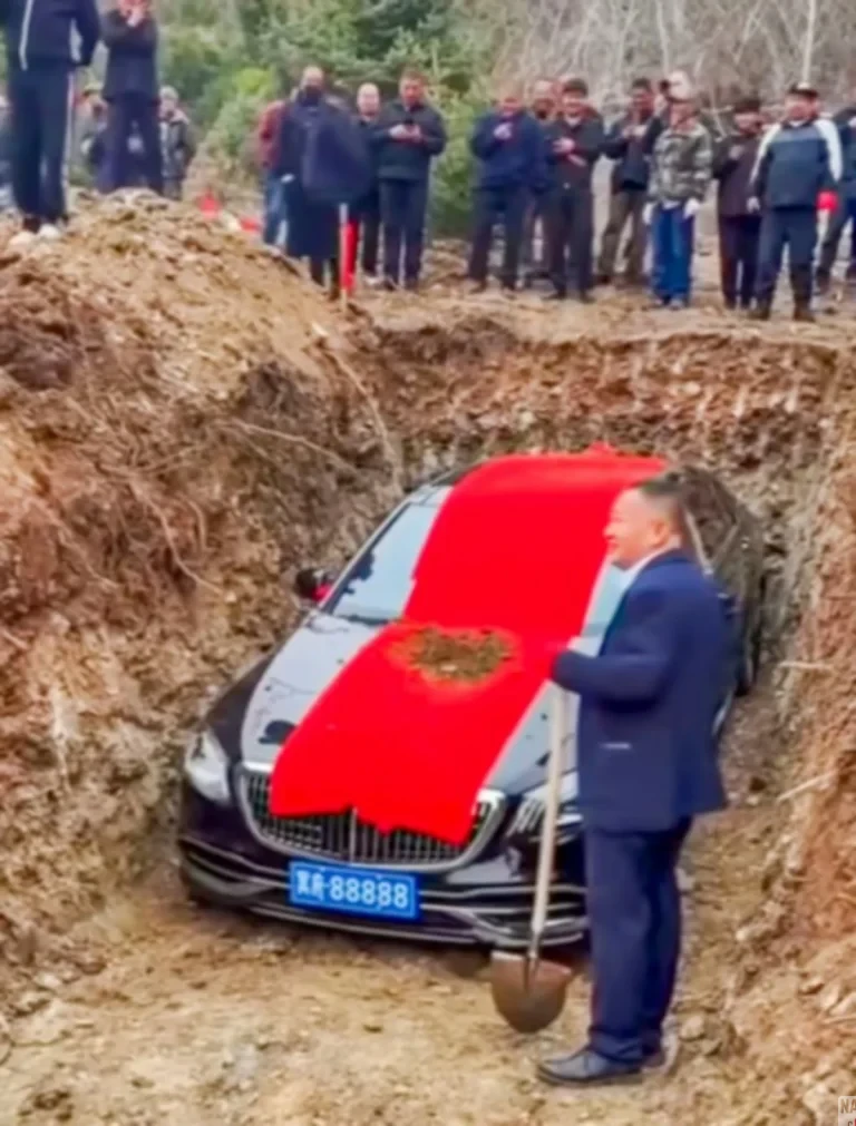 Mercedes-Benz S450L Ditanam Bersama Mayat Jadi Perhatian Dunia