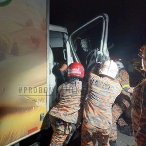 Pemandu Lori Telur Tersepit Selepas Rempuh Lori Tar Di PLUS