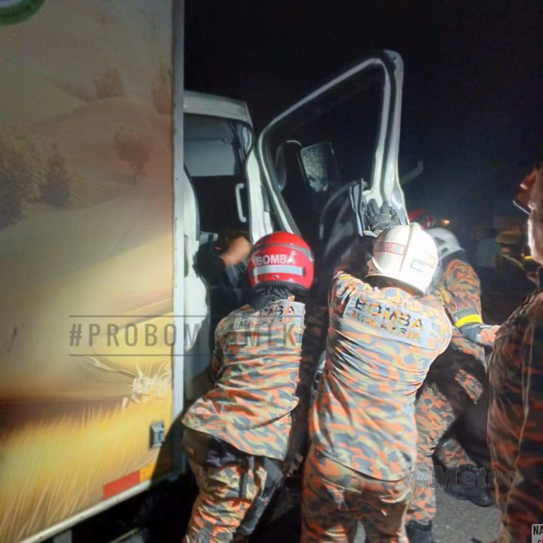 Pemandu Lori Telur Tersepit Selepas Rempuh Lori Tar Di PLUS