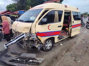 Ambulans Kemalangan Ketika Bawa Pesakit, Remaja 16 Tahun Cedera Parah