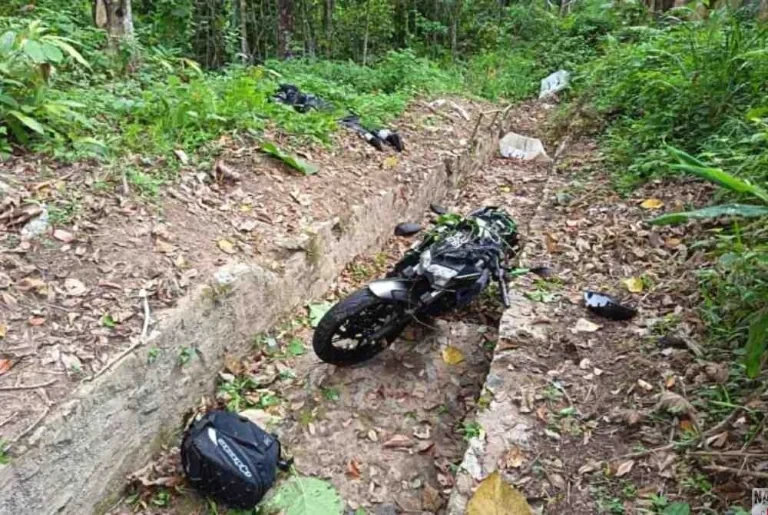 Penunggang Motosikal Terbabas Masuk Gaung