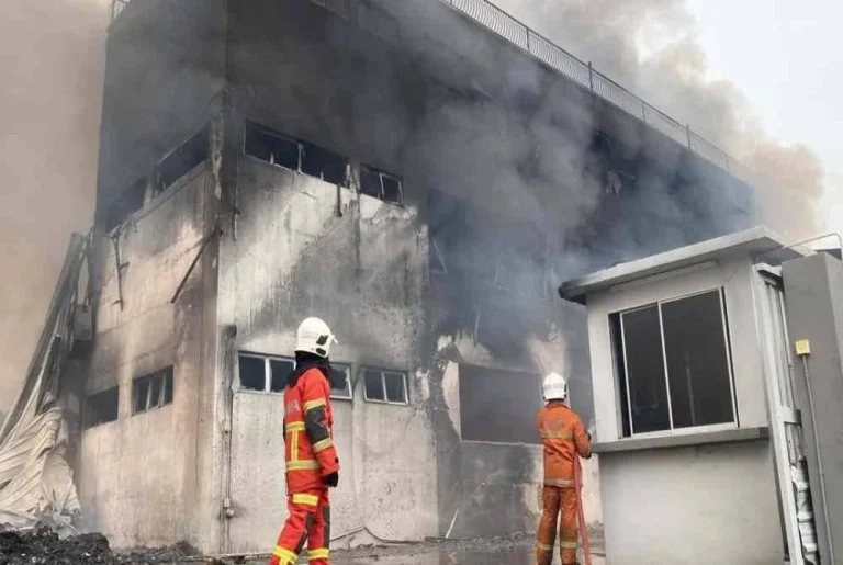 Tiga Kilang Terbakar Di Lunas, Api Marak Musnahkan Premis Dalam Masa Singkat