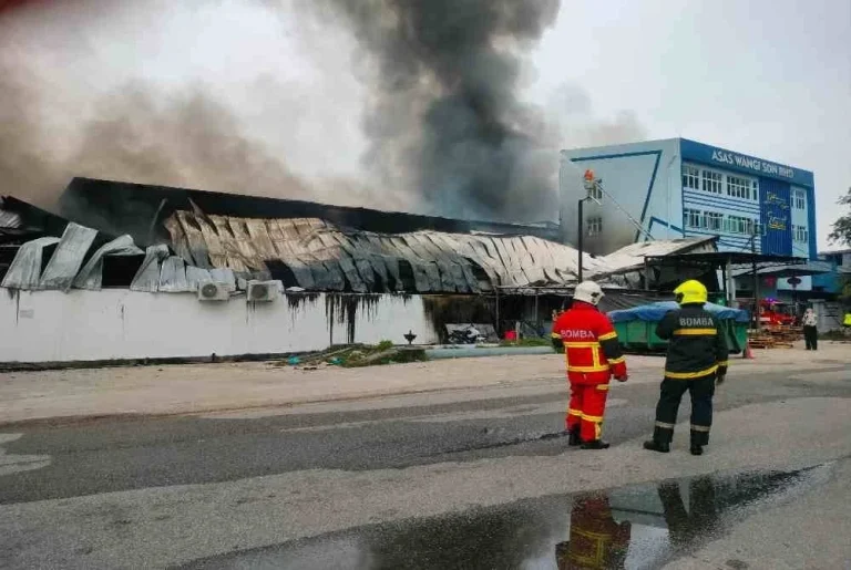 Kilang Terbakar