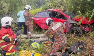 Perodua Bezza Terbabas, 2 Orang Tercampak Keluar, Seorang Maut